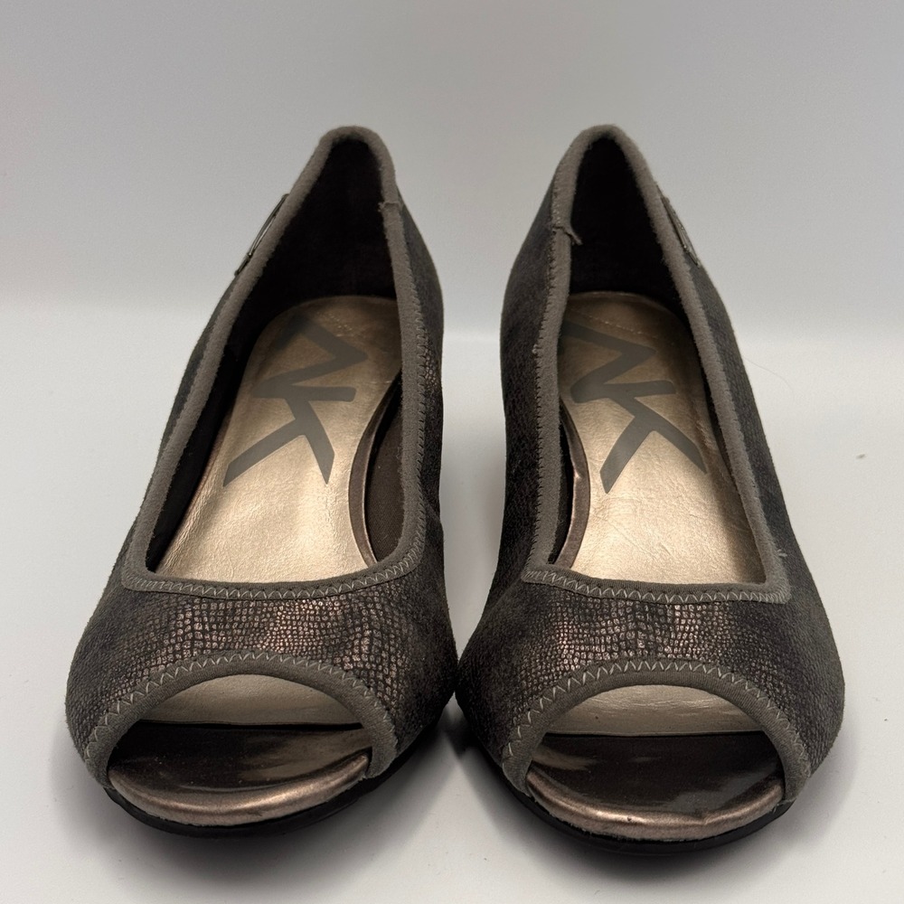 Anne Klein Sport Womens Pewter Metallic Peep Toe Wedge Heels AK Logo Size 9.5 M